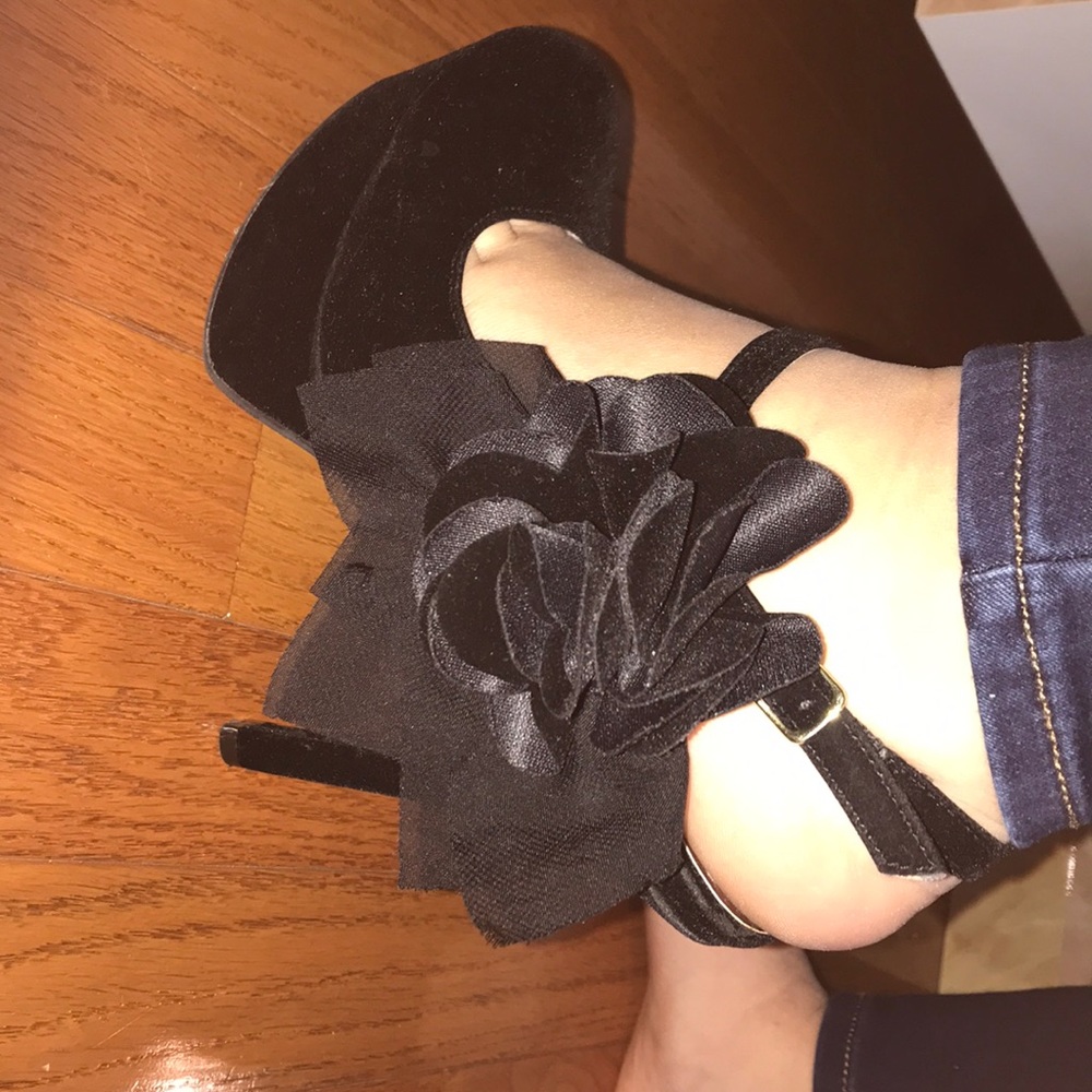 Size 6 heals.